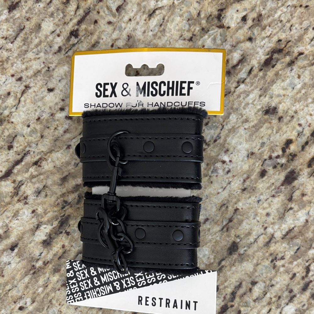 Sex & Mischief Black Shadow fur  Handcuffs